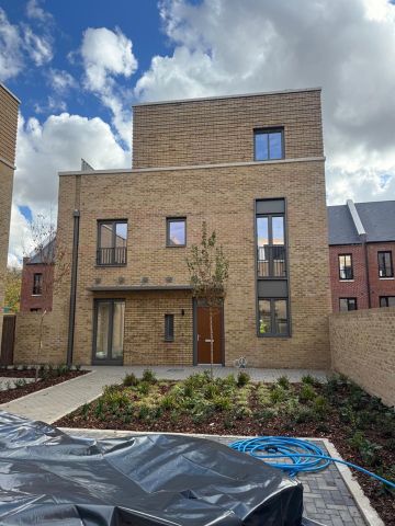 3 Bed Detached House, Stewer St, SE18 - Photo 3