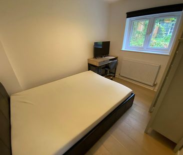 3 bedroom flat to rent - Photo 6