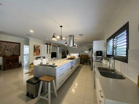 Under Application 4 Bedroom, 2 Bathroom Executive Home in Stirling Heights with Stunning Features - Photo 3