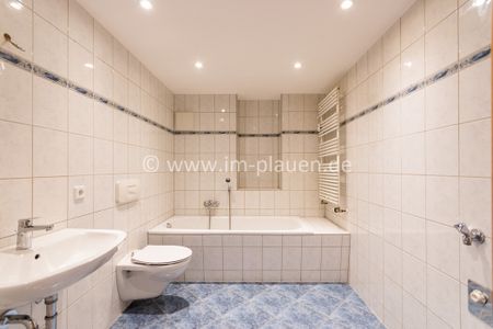 offene Wohnküche - 3 Zimmer Dachgeschoss Alt Chrieschwitz in Plauen zur Miete - Bad mit Wanne - Photo 2