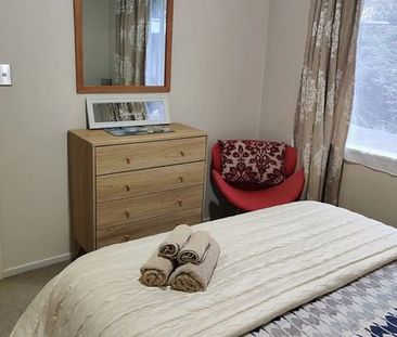 Chic 2BR Flat with private Garden 12 mins CBD - Photo 3