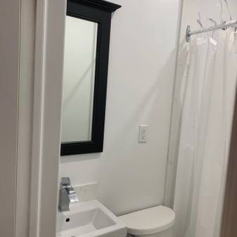 Downtown Toronto, College/Bathurst room+private Bathroom 1200/Month - Photo 2