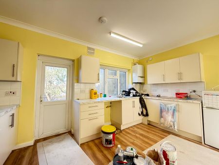 3 bedroom semi-detached house to rent - Photo 2