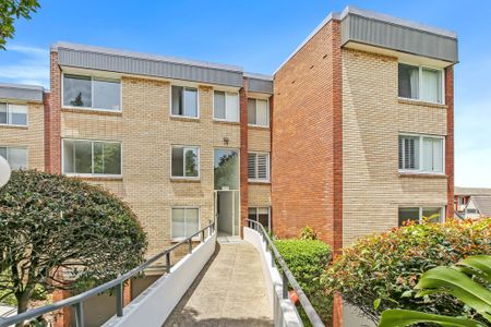 Sunny and Quiet Three Bedroom Apartment - Photo 5