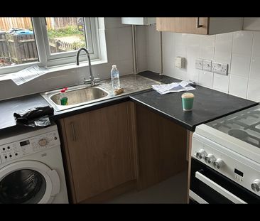 2 Bed Detached House, Croydon, CR0 - Photo 4