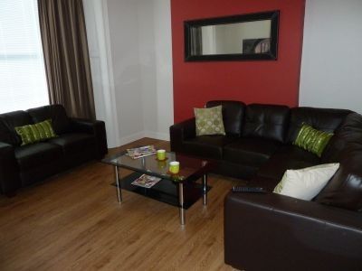 Stunning 5 bedroom property available - Photo 1