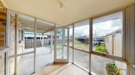 Large three bedroom home - Photo 4