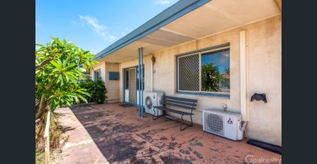 Prime coastal location - Photo 2