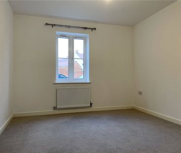 Modern well presented two bedroom apartment with own front door. - Photo 2