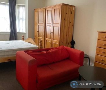 1 bedroom in a house share to rent - Photo 2