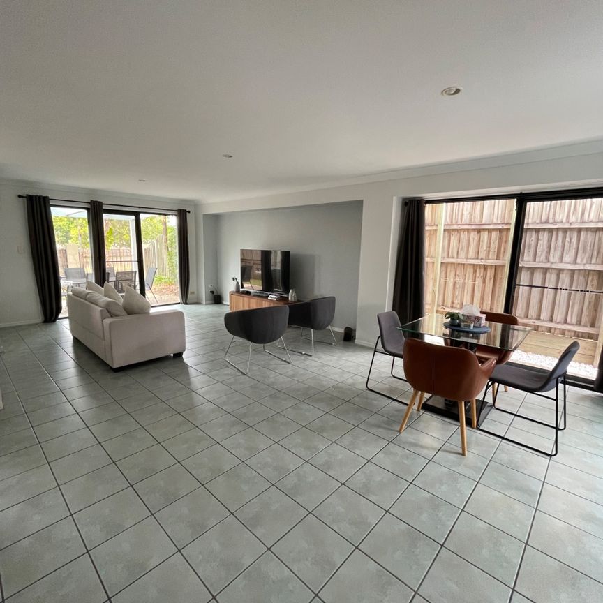 Spacious townhouse in great location - Photo 1