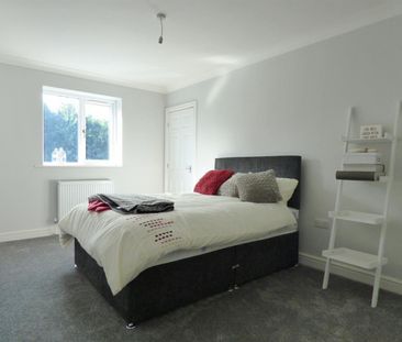2 bedroom Flat To Let - Photo 2