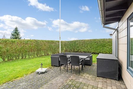 Skønt og rummeligt rækkehus med lukket have - Photo 3