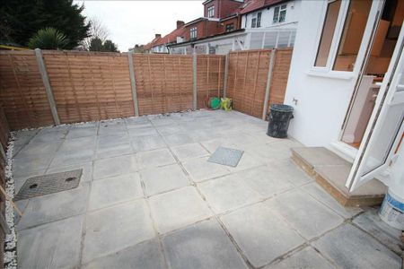 3 bedroom flat to rent - Photo 5