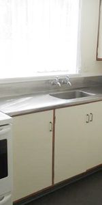 COSY LOWER LEVEL BEDSIT - Photo 3