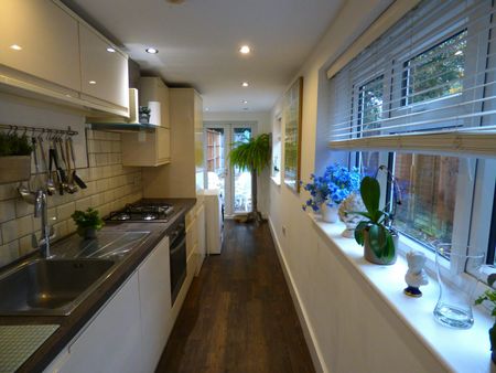 Terraced House to rent on - Photo 5