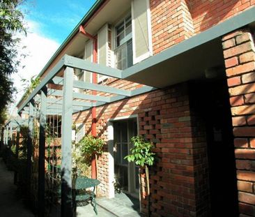 Ideally located this one bedroom townhouse - Photo 2