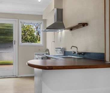 Sunny Two Bedroom Apartment in Merivale - Photo 1