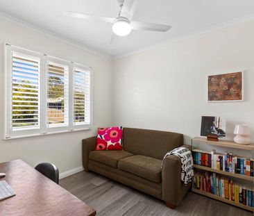 Stylish living in the heart of Seven Hills - Photo 2