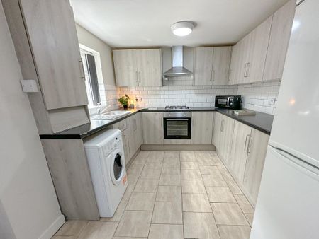 5 bedroom terraced house to rent - Photo 3