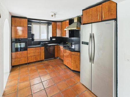 FRESHLY RENOVATED WITH A LARGE BALCONY - Foto 2