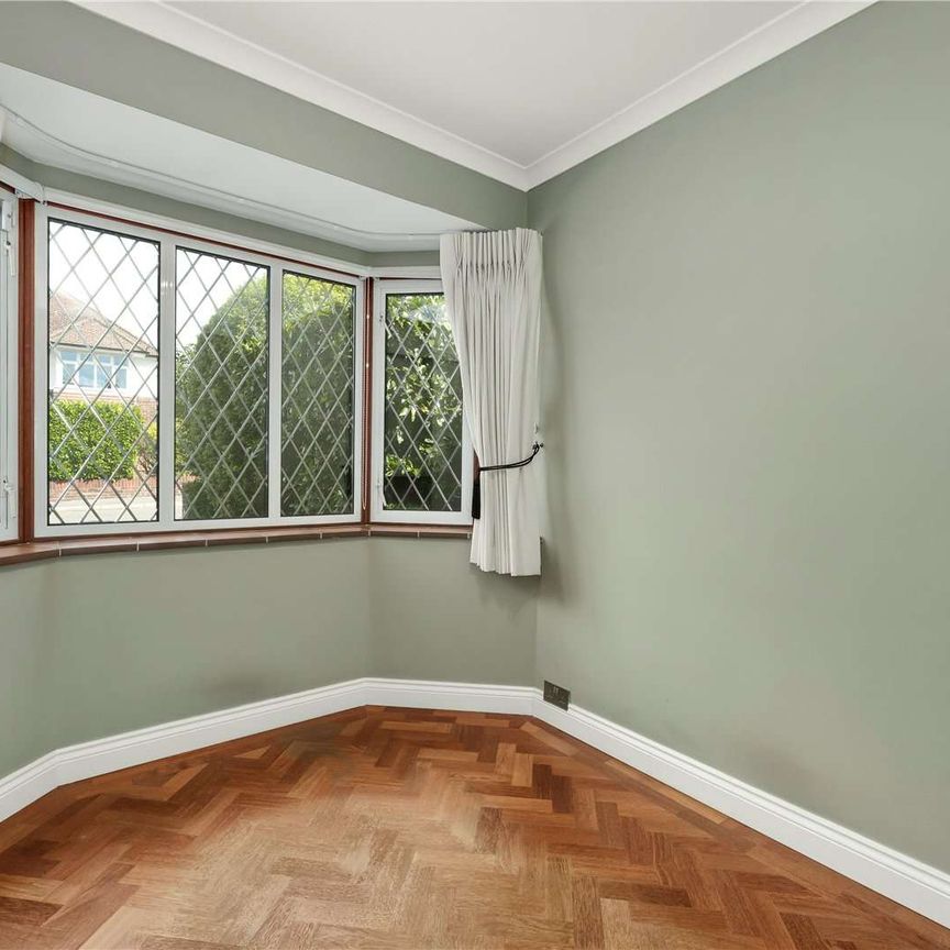 Five bedroom detached home located conveniently for the station and local schools - Photo 1