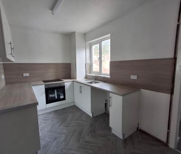 3 bedroom end of terrace house to rent - Photo 2