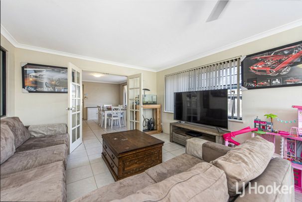 Spacious Family Home Just 300 Metres from the Beach. - Photo 1