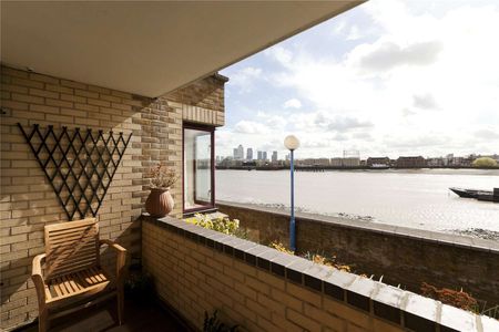 A well presented two bedroom apartment situated on the ground floor of this well run and popular waterside development located in the heart of West Wapping. - Photo 4