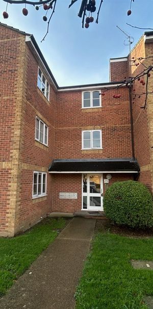 REDFORD CLOSE, FELTHAM - Photo 1