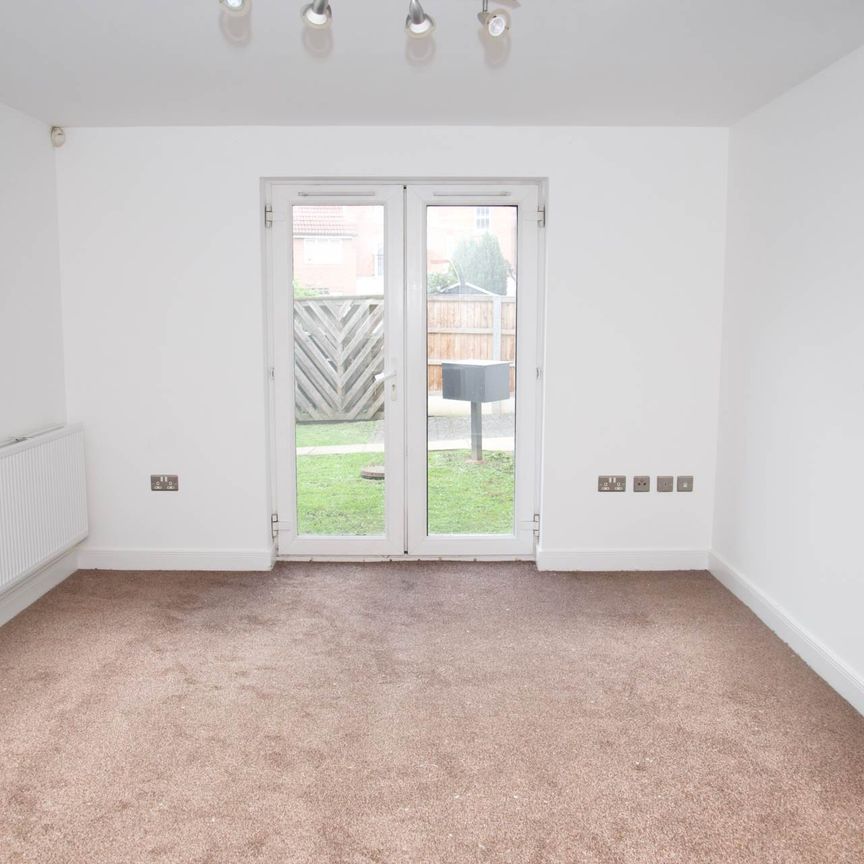 Fixed Price £1,500 pcm - Available Now - Unfurnished - Photo 1