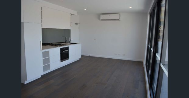 GORGEOUS APARTMENT IN THE HEART OF ST KILDA! - Photo 1