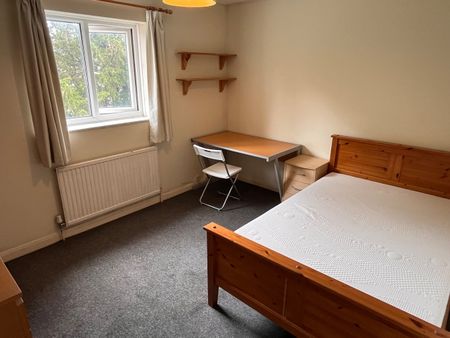 4 Bed End Terrace, Berkeley Close, SO15 - Photo 3