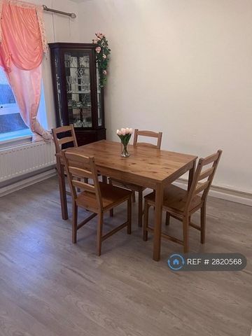 4 bedroom end of terrace house to rent - Photo 2