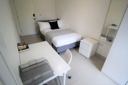 3 Bedroom Apartment - Photo 4