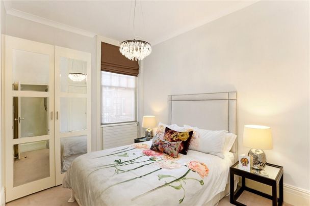 3 bedroom flat in London - Photo 1