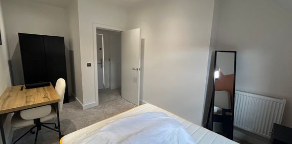1 Bed Flat, New Briggate, LS2 - Photo 2