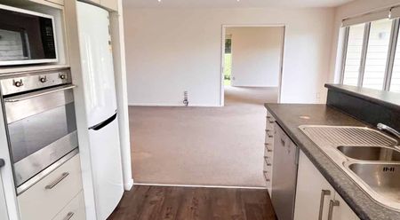 Space and location! 4 bedroom in Ilam - Photo 3