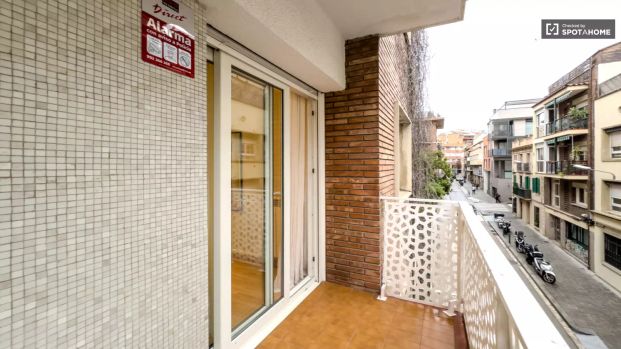 Room in a shared 8-bedroom apartment for rent in El Putget i Farró, professionals only - Photo 1
