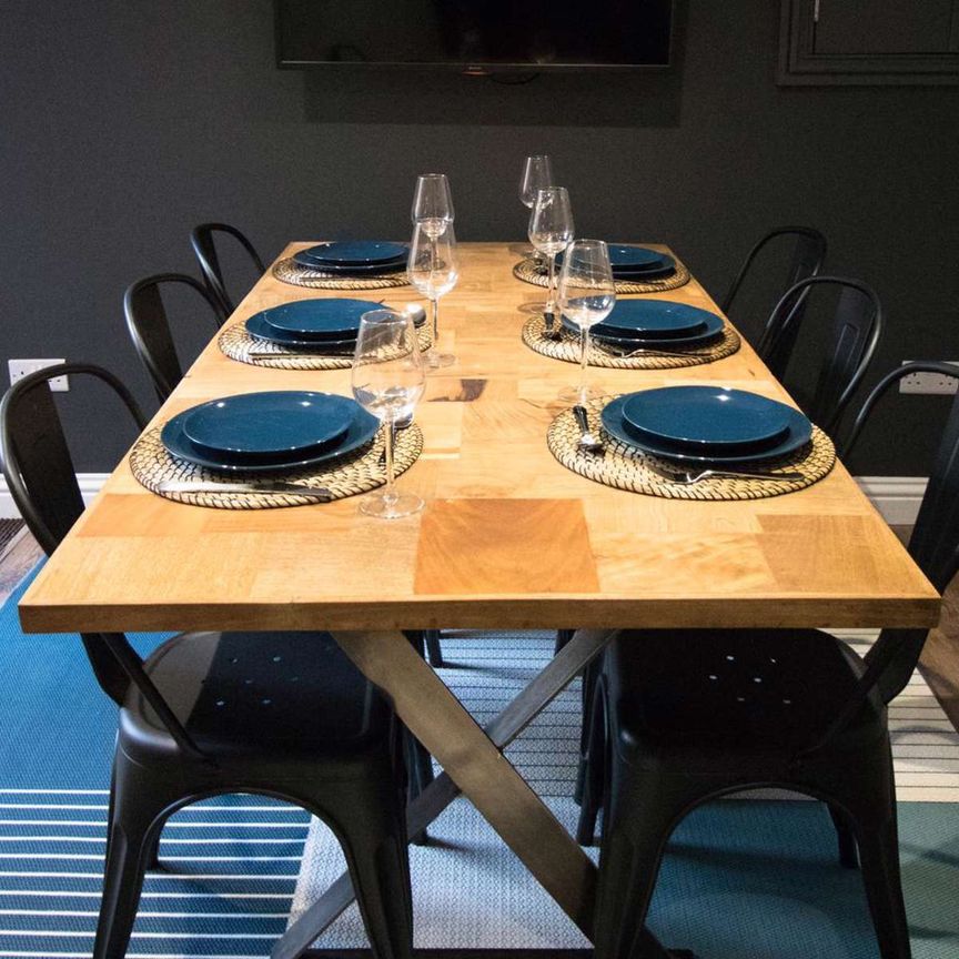 OX Living is proud to present this high-quality 7-bedroom co-living property, perfect for working professionals looking for stylish, stress-free living. Room 1 - Photo 1