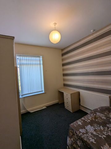 Room in a Shared House, Cromwell Road, M6 - Photo 5