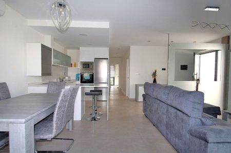 Luxury 3 room Detached House for rent in Torrevieja, Valencia - Photo 2