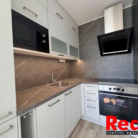 Pronájem bytu 2+kk, lodžie, sklep, CP 46 m - Photo 1