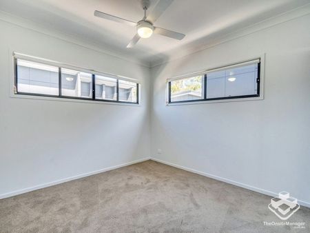 Spacious 4 Bedroom, 2 car spaces with Ducted Air Conditioning - Near New - Photo 5