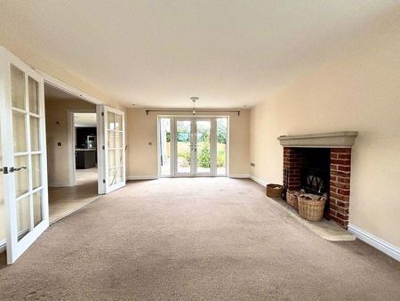 4 bedroom detached house to rent - Photo 3