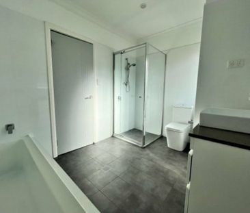 Modern 3-bedroom townhouse - Photo 4
