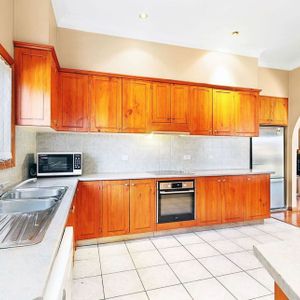 3 Bedroom Home &plus; Sleep Out&comma; in a Prime Location&excl; - Photo 2