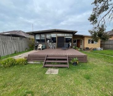 Spacious Family Living in a Prime Cheltenham Location - Photo 4