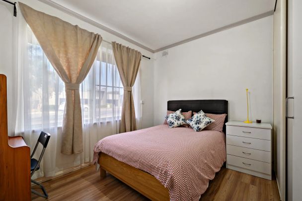 Spacious Three Bedroom Between the City and Sea - Photo 1