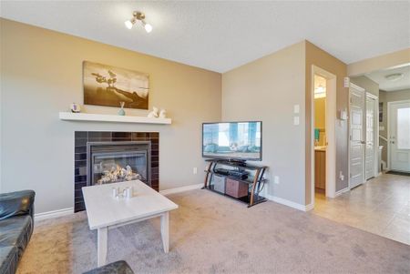 Charming 3 Bedroom Duplex With Fireplace And Backyard Oasis In Maple - Photo 3